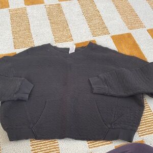 All in motion black quilted-like cropped and boxy black Crewneck sweatshirt XL